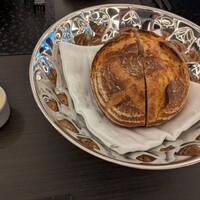 セントラム グリル＆ワイン - サワーブレッド、酸味が肉料理に合う。バターも柔らかく塗りやすい。