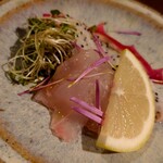 ウエストパパ - 昆布〆のブダイのカルパッチョ・ドラゴンフルーツと宮崎レモンを添えて