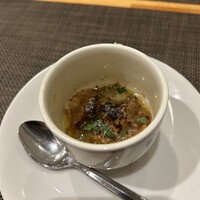 trattoria l'mante izumi - コンソメスープと言われましたが、スープというイメージではないです。下にパンが入っていて、スープを全部吸った感じ？