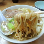 マキシマムザラーメン 初代 極 - 2014年6月3日(火)　ラーメンプチ(680円) 細麺(平打ち麺)仕様　麺リフト