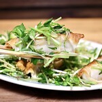餃子とスパークリング バブルス - サラダ餃子