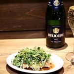 餃子とスパークリング バブルス - サラダ餃子