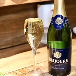 餃子とスパークリング バブルス - こぼれスパークリング