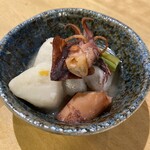 食堂 黒うさぎ - お通しです。柚子のアクセント最高