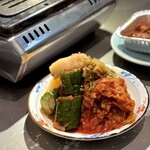 焼肉 肉どうし - キムチ盛り合わせ
