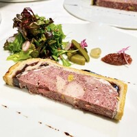 鳥取県 若桜町 河戸さんが仕留めた本州鹿、ブーダン、フォアグラ、プルーンのパテ・アン・クルート