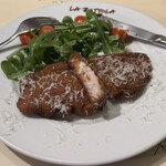 ラ・ベットラ・ダ・オチアイ - カツレツは肉厚でジューシー