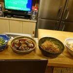 千代娘 - カウンターにズラリと並ぶおばんざい