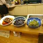 千代娘 - カウンターにズラリと並ぶおばんざい