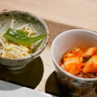 八面六秘 - (左)茎わかめと豆もやしのナムル (右)白菜と大根のキムチ