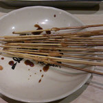 串かつ だるま - 全部で15本完食。食べたあとの串は備え付けの丸い筒に入れるのですね。それを知らなかった私はこのまま店を出ました。