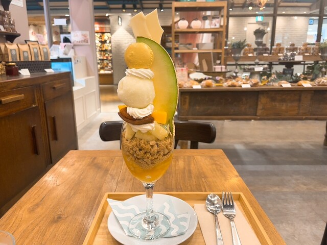 カポディモンテ焼きのボンボニエール（菓子入れ）と思います。 カポディモンテ焼きのボンボニエール（菓子入れ）と思います
