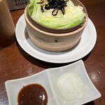 炭屋 串兵衛 - 食べ放題のお通し。蒸し立てのキャベツと昆布