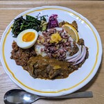 スパイスカレー高丸 - 家タカマル。ビンダルーの代わりにゆずのペーストをトッピング。里芋はやっぱ地味なんで少し華やかに仕上げたほうが良いですね