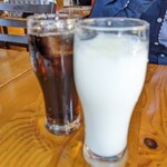 ニュー チャンダニ - セットドリンク　夫はコーラ、私はラッシー