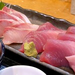 天然魚と七輪焼き 隠れ居酒屋 雑魚や - 明石産寒ブリと氷見産ひっさげマグロ