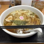 らーめんどんぐり - ワンタンめん（中）、950円。