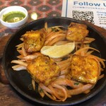 インド料理 パリワル - ジュージューと音を立てながら登場のフィッシュティッカ