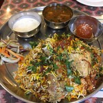 インド料理 パリワル - お盆を持つ手首の力も要求される、ハイデラバードチキンダムビリヤニセット