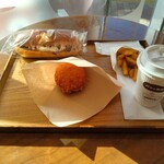 コッペ田島 - バナナチョコカスタードアーモンドクランチとフライドポテト、ホットコーヒー (ポテトセット)+カレーパン