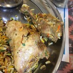 インド料理 パリワル - デカいチキンがドンドーン！と二つ入っています♪