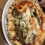 PIZZERIA MAR-DE NAPOLI - カプリチョーザとひき肉のガーリックピザのハーフ&ハーフ