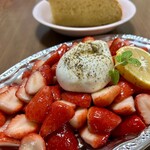 創作料理Ryota  - 生ブラッティーナチーズ、いちごのマリネ