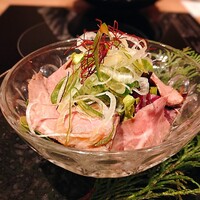 肉会席 ゆかわ - 凌ぎ　国産和牛内モモローストビーフサラダ