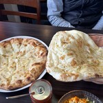パナス - 左　チーズナン　右　ガーリックバターナン