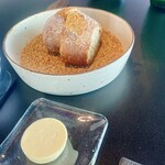 ザ・ペニンシュラ東京 - 柚子と…？失念の入ったパン　　北海道産のオホーツクおこっぺ醗酵無塩バター