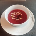 ザ・ペニンシュラ東京 - ビーツのスープ　チャイブとサワークリーム