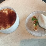 ザ・ペニンシュラ東京 - ティラミスエスプーマ
エスプレッソ漬けビスキュイコーヒーのプラリネ
ヘーゼルナッツアイスクリーム