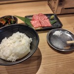 黒毛和牛焼肉 にくじろう - 原価和牛、ご飯、きゅうりキムチ