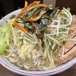 ラーメン二郎 - 小ぶた（1,120円）＋ネギ（150円）＋ニラキムチ（120円）＋味付け玉子（120円）、ニンニクコール