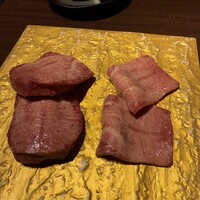 炭火焼肉 ふちおか - 3皿目
                      ・厚切りタン
                      ・薄切りタン