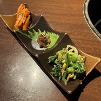 炭火焼肉 ふちおか - 1皿目
                    ・ゴボウのキムチ、黒毛和牛の肉味噌。