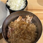 ラーメン荘 ヤマロク 五橋連坊店 - 追加油とタマネギ