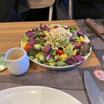 シュラスコレストラン ALEGRIA ueno - ALEGRIAサラダ(カラフルな野菜にアボカドたっぷりトッピングでお豆もたっぷりで美味しいです♡)