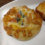 La BOULANGERIE d'a Cote - フーガス・ア・ラ・トマト・モッツアレラ