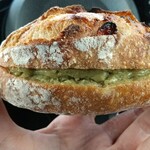 パン クロッシュ - クランベリーフランスのピスタチオクリームサンド