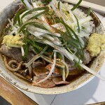 麺処 盛盛 - 肉そば頭大盛り＋玉ねぎトッピング　加えて七味唐辛子、すりおろし生姜を添えて