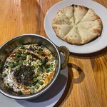 LAPURA - チキンとほうれん草のカレー、チーズナン