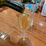 Italian Bar ANCORA - なみなみハウスワイン（550円）は目の前でギリギリまで注いでいただけます。