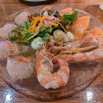 Italian Bar ANCORA - カルパッチョ4種盛（1,250円）。一人でつまむには十分すぎるほどのボリューム。