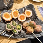 野菜肉巻き串 ぐるり - 半熟卵ベーコン巻き・レタス豚巻き・トマトとバジルの豚巻き