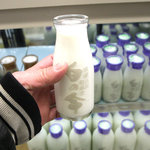 牛乳バー - 低温殺菌の「白の命」200円。