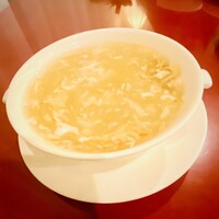 華正樓 新館 - 卵⽩⼊り気仙沼産フカヒレのスープ