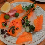 ビストロ マキムシ - 自家製スモーク、サーモンとヒラメのカルパッチョ1,400円