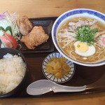 くつろぎ亭ひこべえ  - 牛骨ラーメンセット　800円（税別）