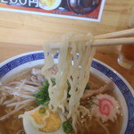 くつろぎ亭ひこべえ  - 麺、持ち上げ
